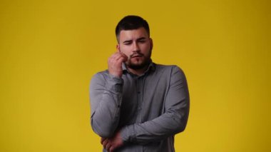 Sarı arka planda uyuyan bir adamın 4K videosu. Duyguların kavramı.
