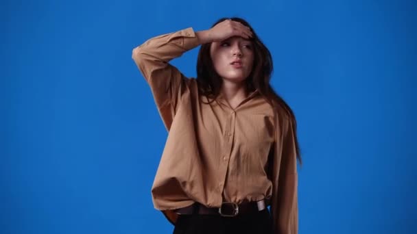 Video Eines Mädchens Das Sich Vor Blauem Hintergrund Schlecht Fühlt — Stockvideo