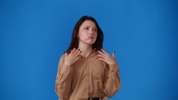 Wideo Jednej Dziewczyny Która Próbuje Ochłodzić Się Rękami Niebieskim Tle — Wideo stockowe