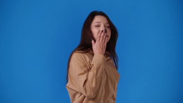 Video Una Chica Que Envía Beso Aire Sobre Fondo Azul — Vídeo de stock