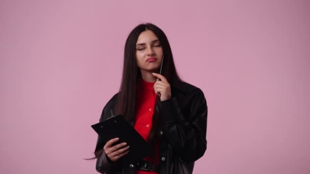 Відео Однієї Дівчини Яка Придумала Ідею Написала Своєму Планшеті Рожевому — стокове відео
