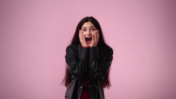 ピンクを背景に感情的に喜ぶ少女1人の4K動画 感情の概念 — ストック動画