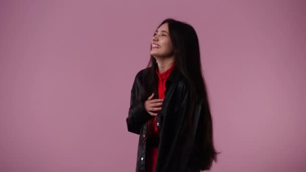 Wideo Dziewczyny Która Wskazuje Kogoś Palcem Śmieje Się Różowego Tła — Wideo stockowe