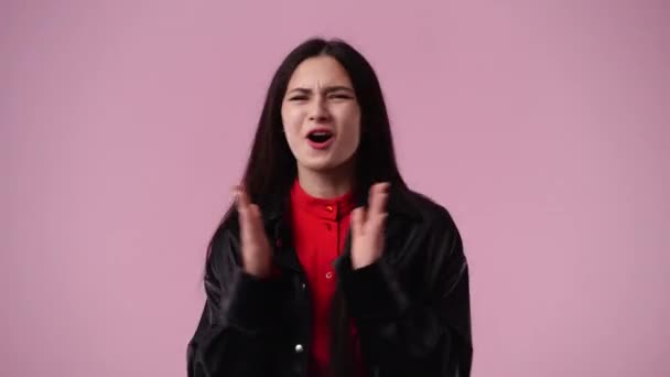 Videó Egy Lány Tapsol Kezét Mosolyog Rózsaszín Háttér Érzelmek Fogalma — Stock videók