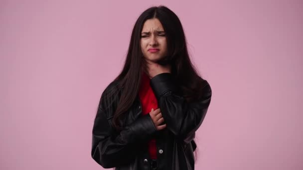 Video Eines Mädchens Das Halsschmerzen Auf Rosa Hintergrund Hat Konzept — Stockvideo