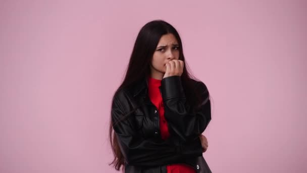Video Eines Mädchens Das Sich Sorgen Über Etwas Vor Rosa — Stockvideo