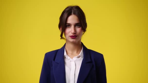 Video Van Schattig Meisje Glimlachen Gele Achtergrond Concept Van Emoties — Stockvideo