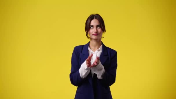 Video Von Mädchen Die Mit Gerissenem Gesichtsausdruck Auf Gelbem Hintergrund — Stockvideo