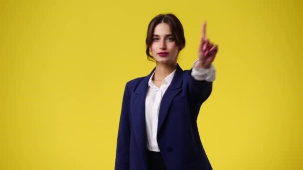 Wideo Jednej Dziewczyny Pokazujące Znak Stopu Żółtym Tle Pojęcie Emocji — Wideo stockowe