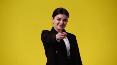 4K video, kızın telefon hareketlerinin sarı arka planda bana işaret vermesiyle ilgili. İletişim sunan sembol kavramı.