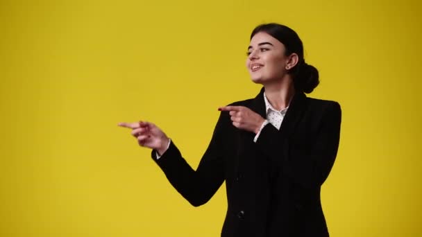 Video Una Chica Mirando Derecha Izquierda Apuntando Izquierda Sobre Fondo — Vídeos de Stock