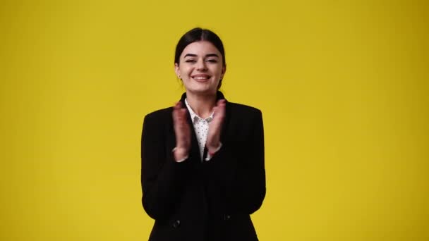 Video Dívky Tleskání Mazaný Výraz Obličeje Žlutém Pozadí Koncept Emocí — Stock video