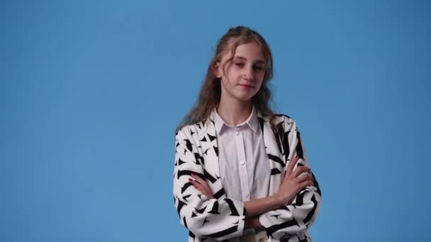 Wideo Dziewczyny Myślącej Czymś Niebiesko Różowym Tle Pojęcie Emocji — Wideo stockowe