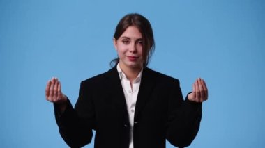 Mavi arka planda meditasyon yapan güzel bir kızın 4K videosu. Duyguların kavramı.