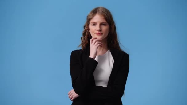 Videó Lány Figyelmes Arckifejezéssel Kék Háttérrel Fogalom Lány Ötletekkel — Stock videók