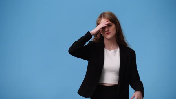 Wideo Jednej Dziewczyny Pozującej Filmu Niebieskim Tle Pojęcie Emocji — Wideo stockowe