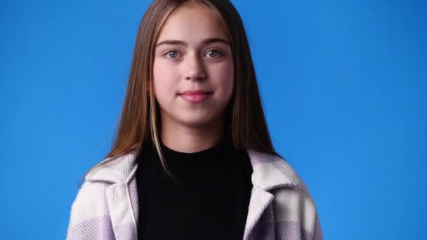 Wideo Cute Girl Uśmiecha Się Niebieskim Tle Pojęcie Emocji — Wideo stockowe