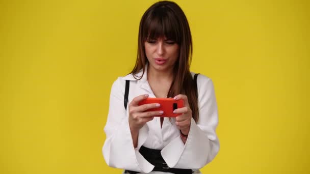Wideo Jednej Dziewczyny Używającej Telefonu Żółtym Tle Pojęcie Emocji — Wideo stockowe