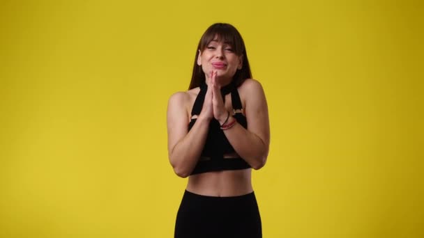 Video Una Chica Rogando Por Algo Fondo Amarillo Concepto Emociones — Vídeos de Stock