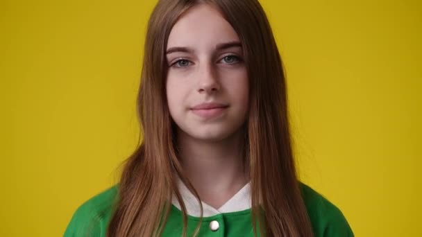 Video Una Chica Sonriendo Sobre Backgtround Amarillo Concepto Emociones — Vídeo de stock