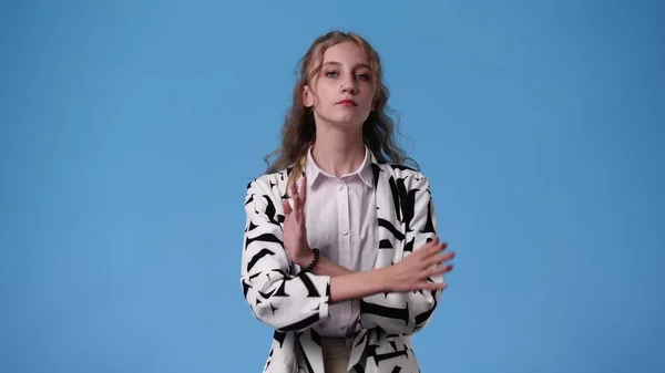 Mavi pembe bir arka plan düşünen bir kızın 4K videosu. Duyguların kavramı.