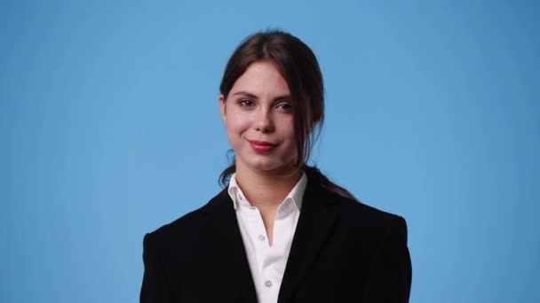 Vídeo Menina Bonito Sorrindo Sobre Fundo Azul Conceito Emoções — Vídeo de Stock