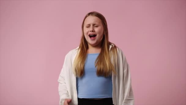 Video Una Joven Bebiendo Despierta Sobre Fondo Rosa Concepto Emociones — Vídeos de Stock