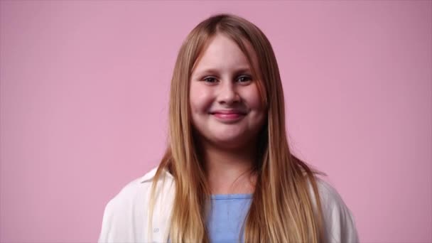 Video Von Einem Mädchen Das Über Rosa Hintergrund Lächelt Konzept — Stockvideo