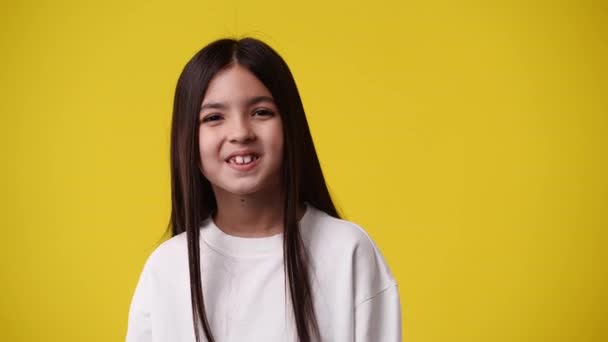 Video Van Een Meisje Die Poseren Glimlachen Gele Achtergrond Concept — Stockvideo