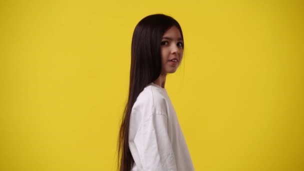 Wideo Młodej Dziewczyny Która Odwraca Się Uśmiecha Żółtym Tle Pojęcie — Wideo stockowe