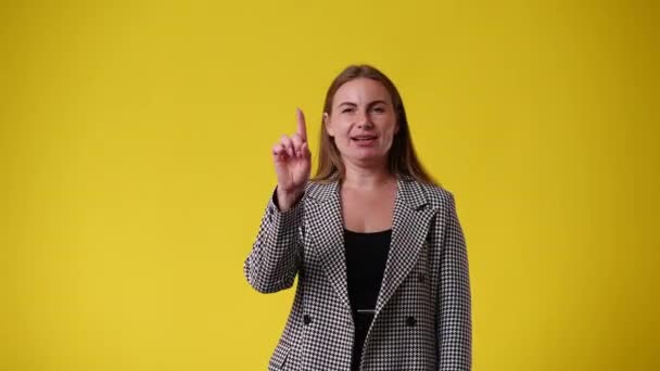Video Cámara Lenta Una Mujer Que Cuenta Hasta Tres Luego — Vídeo de stock