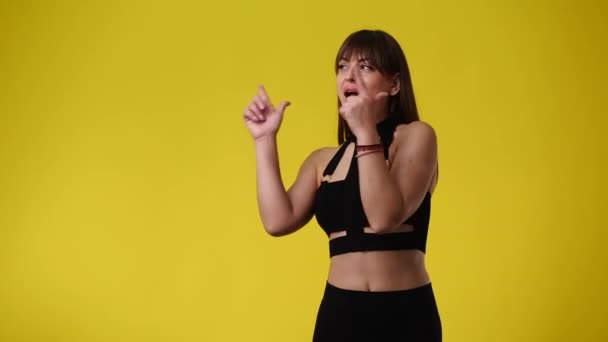 Sarı Arkaplan Üzerinde Sol Tarafı Gösteren Bir Kadının Videosu Duyguların — Stok video