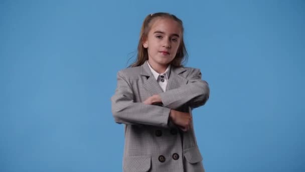 Wideo Dziewczyny Która Krzyżuje Ramiona Pozuje Niebieskim Tle Pojęcie Emocji — Wideo stockowe