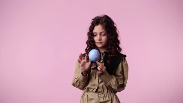 Видео Одной Молодой Девушки Которая Находит Страну Планете Розовом Фоне — стоковое видео