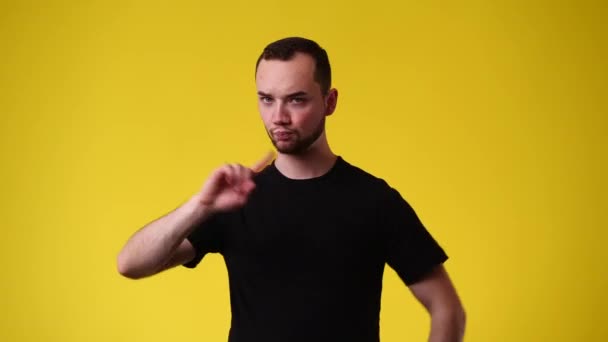 Video Eines Mannes Der Auf Gelbem Hintergrund Negativ Reagiert Konzept — Stockvideo