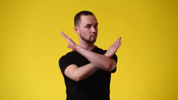 Video Eines Mannes Der Jemanden Mit Negativem Gesichtsausdruck Auf Gelbem — Stockvideo