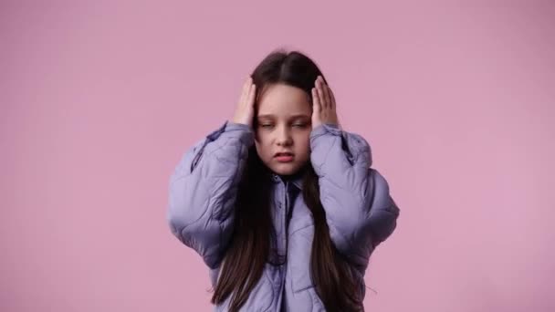 ピンクの背景に否定的な反応を示した1人の子供の4Kスローモーションビデオ 感情の概念 — ストック動画