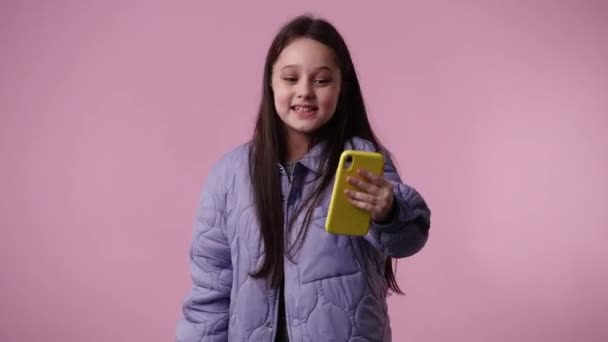 Βίντεο Ενός Παιδιού Που Μιλάει Κάποιον Μια Βιντεοκλήση Ροζ Φόντο — Αρχείο Βίντεο