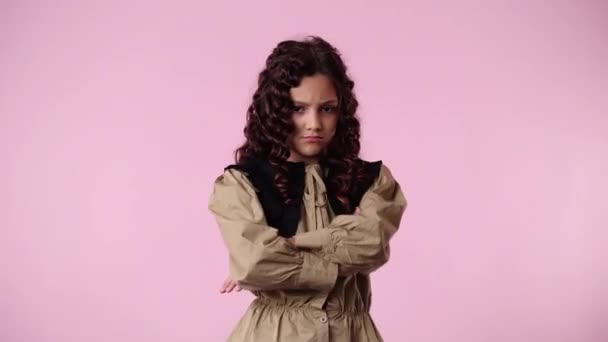 腕を交差させピンクの背景で悲しむある少女の4Kビデオ 感情の概念 — ストック動画