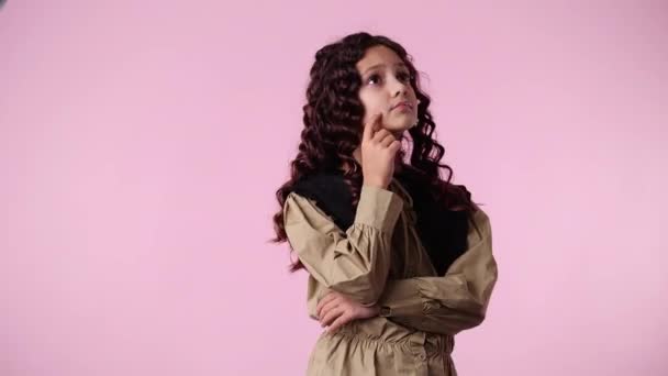Wideo Młodej Dziewczyny Która Próbuje Znaleźć Coś Różowym Tle Pojęcie — Wideo stockowe