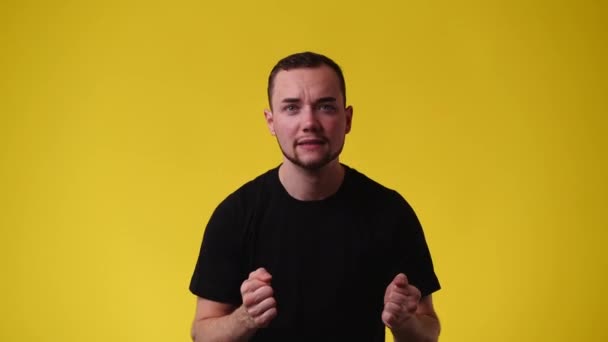 Vidéo Homme Qui Soutient Quelqu Sur Fond Jaune Concept Émotions — Video