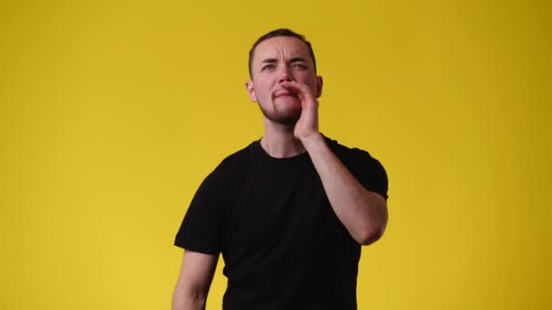 Video Hombre Que Grita Fuerte Llama Alguien Sobre Fondo Amarillo — Vídeos de Stock