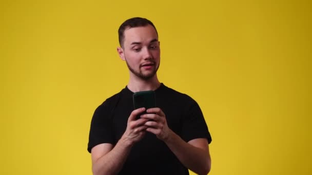 Video Van Een Man Die Glimlacht Tekst Typt Gele Achtergrond — Stockvideo