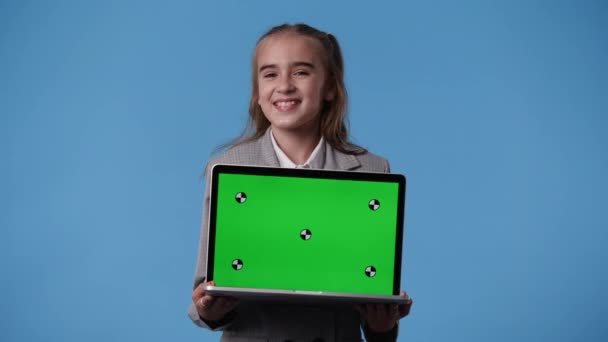 Vídeo Uma Garota Que Mostra Algo Seu Laptop Sobre Fundo — Vídeo de Stock