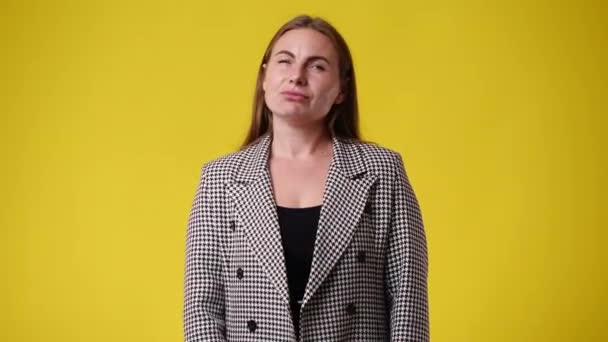 Video Kvinna Som Tänker Och Kom Idén Över Gul Bakgrund — Stockvideo