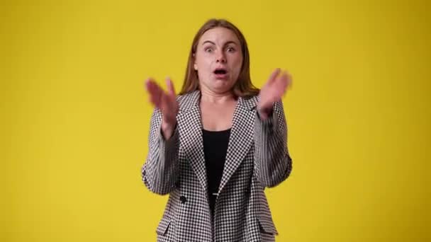 Video Van Een Vrouw Die Erg Bezorgd Gele Achtergrond Concept — Stockvideo
