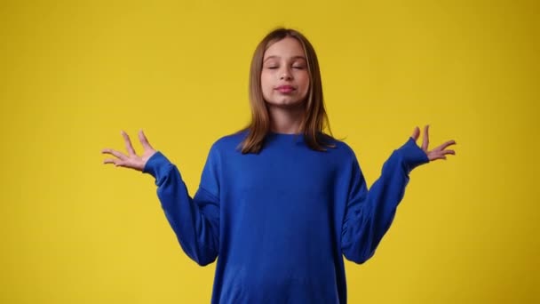Video Dari Seorang Gadis Yang Bermeditasi Atas Latar Belakang Kuning — Stok Video