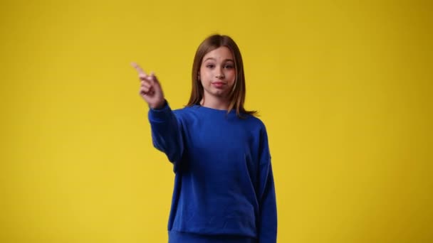 Zpomalené Video Jedné Dívky Která Reaguje Negativně Přes Žluté Pozadí — Stock video