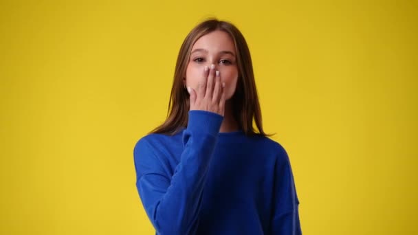 Видео Одной Девушки Улыбается Посылает Воздушный Поцелуй Желтом Фоне Концепция — стоковое видео