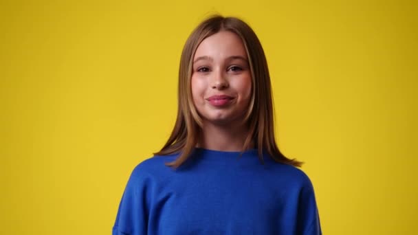 4K慢动作视频一个女孩同意的东西在黄色背景 情绪的概念 — 图库视频影像